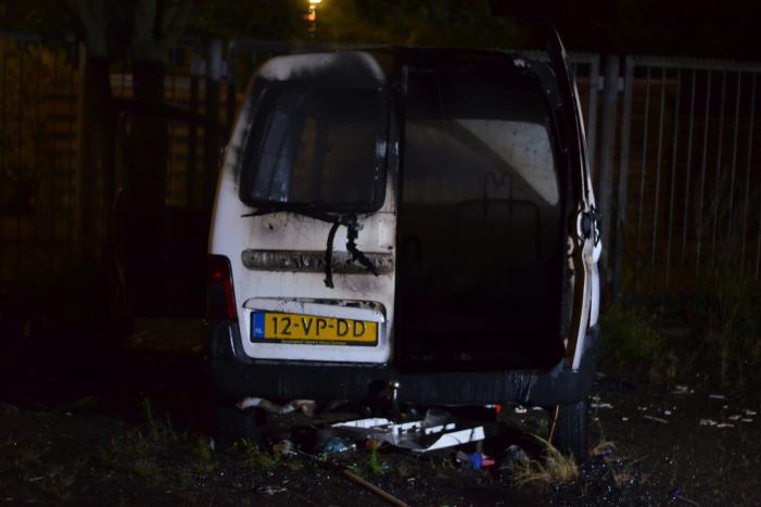 Bestelbus gaat in vlammen op