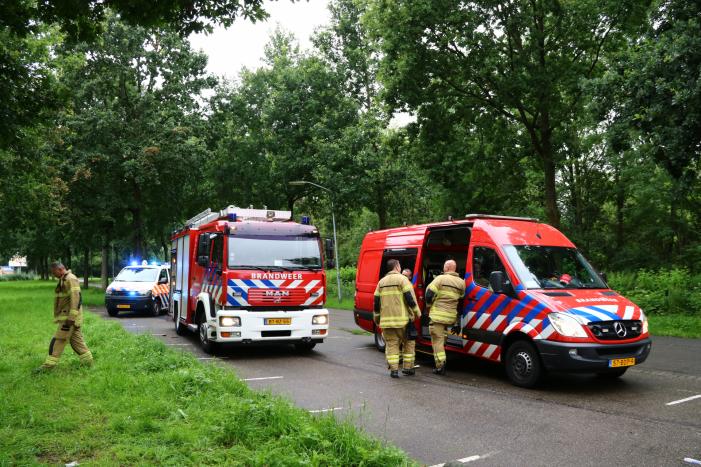 Auto raakt van de weg en belandt in het water