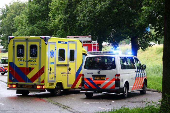 Auto raakt van de weg en belandt in het water