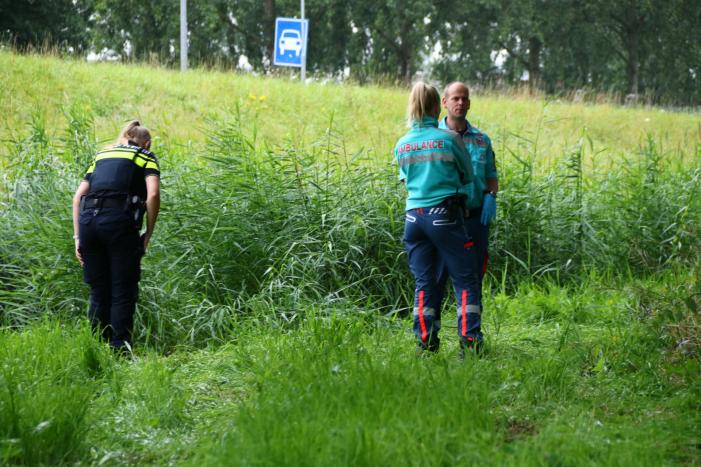 Auto raakt van de weg en belandt in het water
