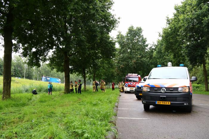 Auto raakt van de weg en belandt in het water