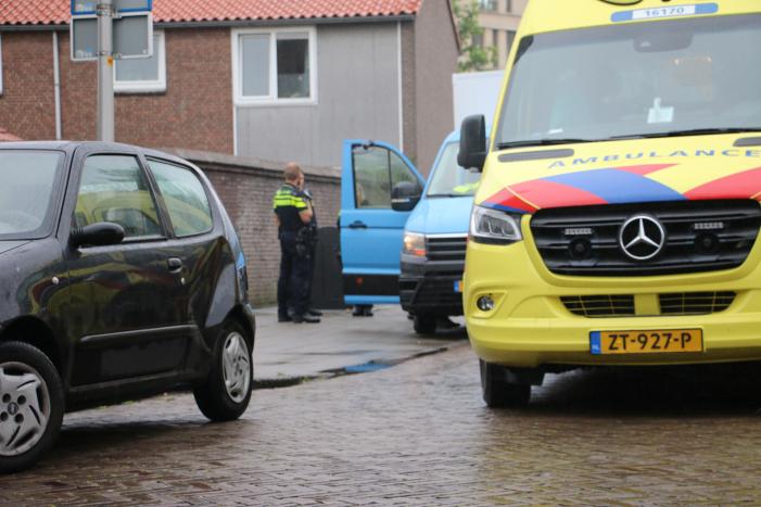 Boodschappenbus klapt achterop auto voor rotonde