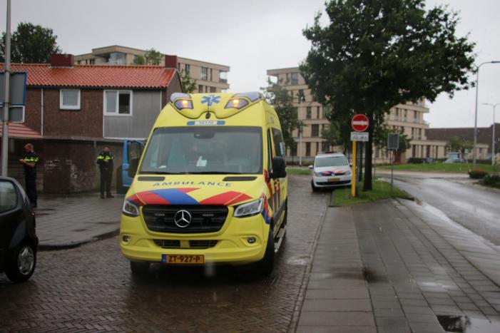 Boodschappenbus klapt achterop auto voor rotonde