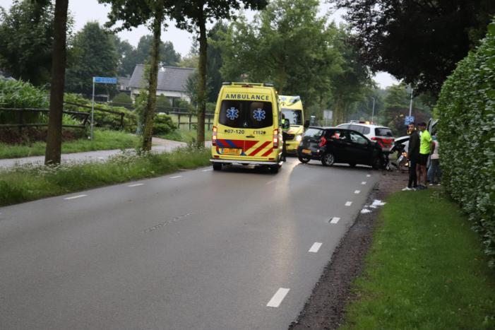 DPD bestelbus botst met auto