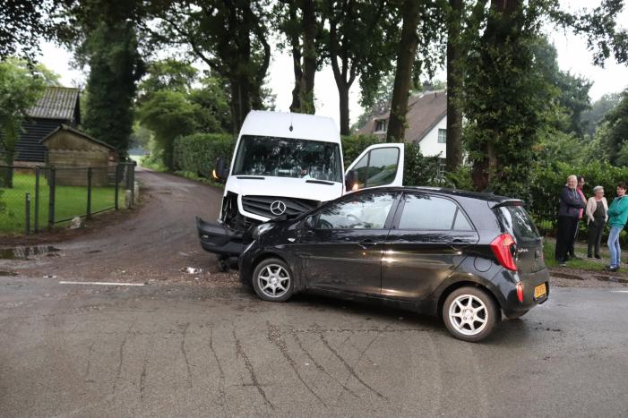 DPD bestelbus botst met auto
