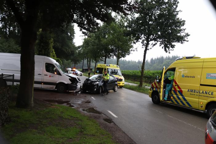DPD bestelbus botst met auto