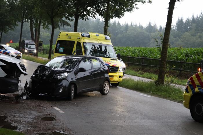 DPD bestelbus botst met auto