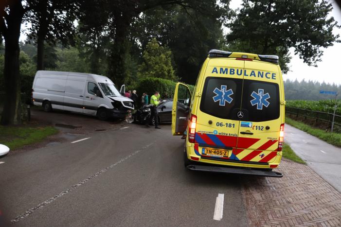 DPD bestelbus botst met auto