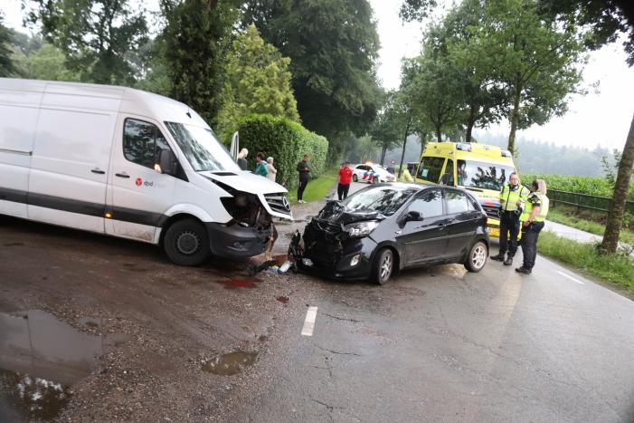 DPD bestelbus botst met auto