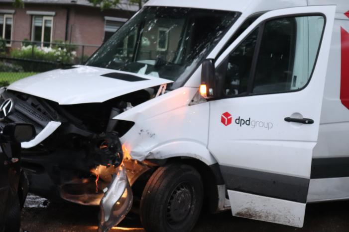 DPD bestelbus botst met auto