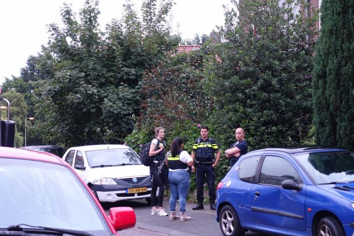 Politie valt woning binnen