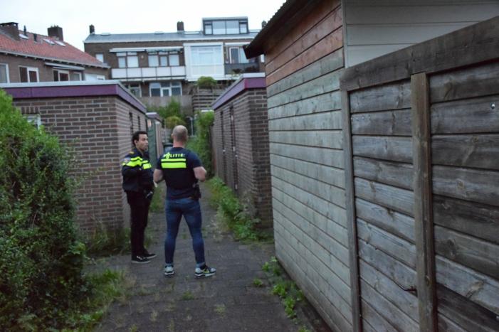 Politie valt woning binnen