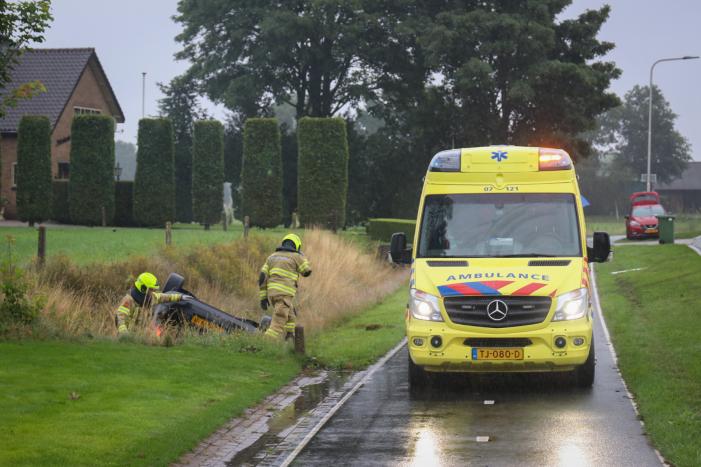 Personenauto belandt op de kop in sloot
