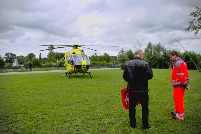 Traumahelikopter landt in Burgemeester Reinaldpark