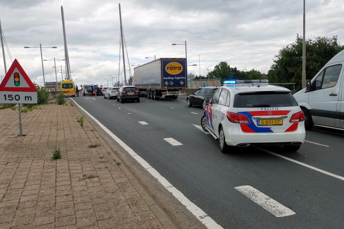 Persoon gewond bij verkeersongeval tussen auto en bestelbus