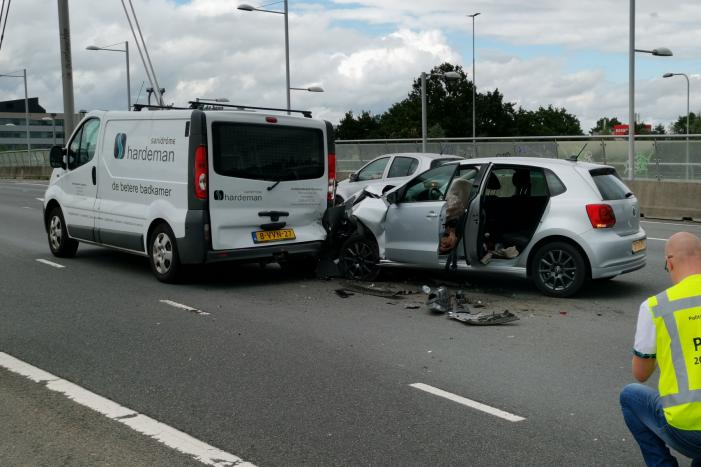 Persoon gewond bij verkeersongeval tussen auto en bestelbus