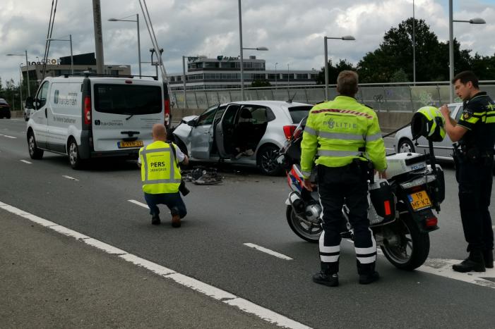 Persoon gewond bij verkeersongeval tussen auto en bestelbus