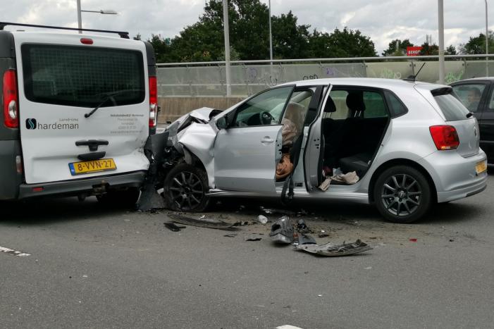Persoon gewond bij verkeersongeval tussen auto en bestelbus