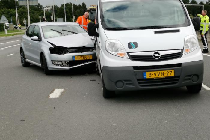Persoon gewond bij verkeersongeval tussen auto en bestelbus
