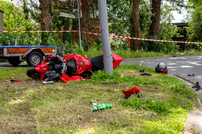 Motorrijder zwaargewond na eenzijdig ongeval