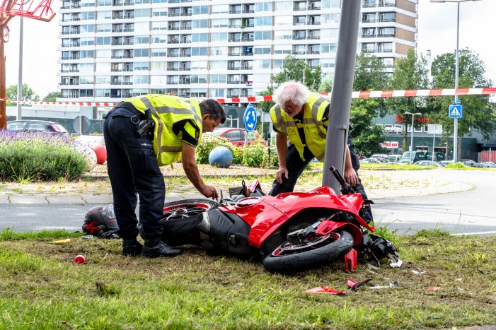 Motorrijder zwaargewond na eenzijdig ongeval