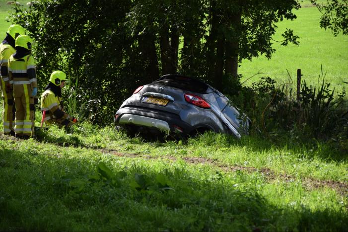 Auto belandt in sloot na ongeval