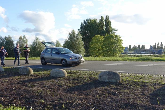 Auto vliegt van dijk na frontale aanrijding