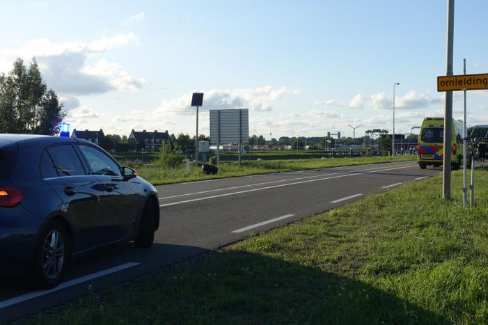 Auto vliegt van dijk na frontale aanrijding