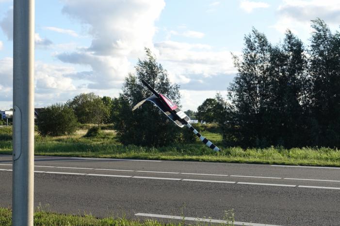 Auto vliegt van dijk na frontale aanrijding