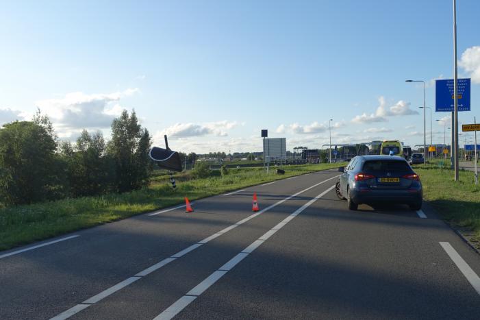 Auto vliegt van dijk na frontale aanrijding