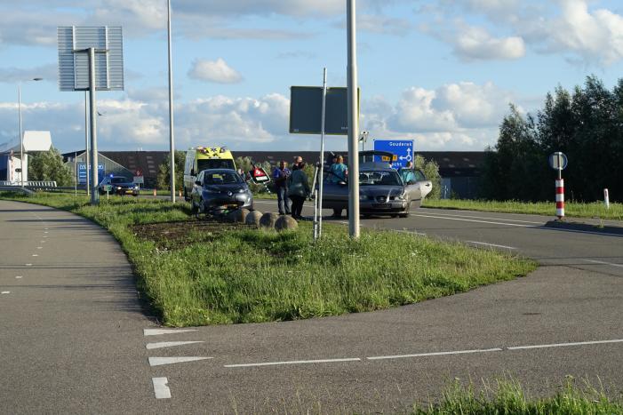 Auto vliegt van dijk na frontale aanrijding