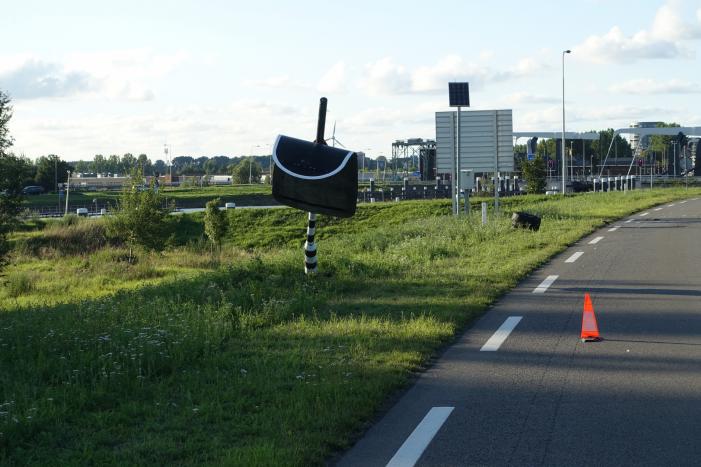 Auto vliegt van dijk na frontale aanrijding