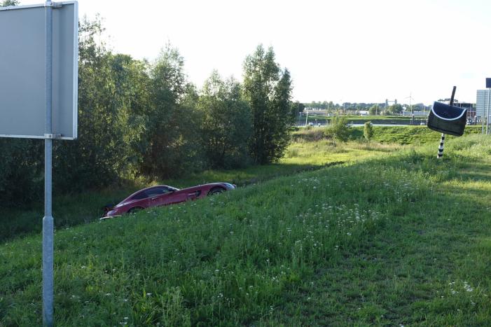 Auto vliegt van dijk na frontale aanrijding