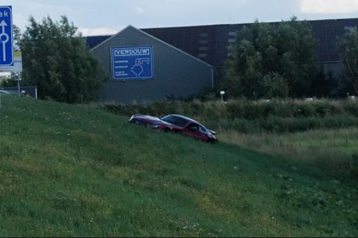 Auto vliegt van dijk na frontale aanrijding
