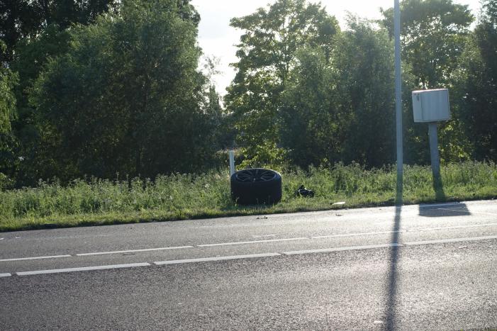 Auto vliegt van dijk na frontale aanrijding