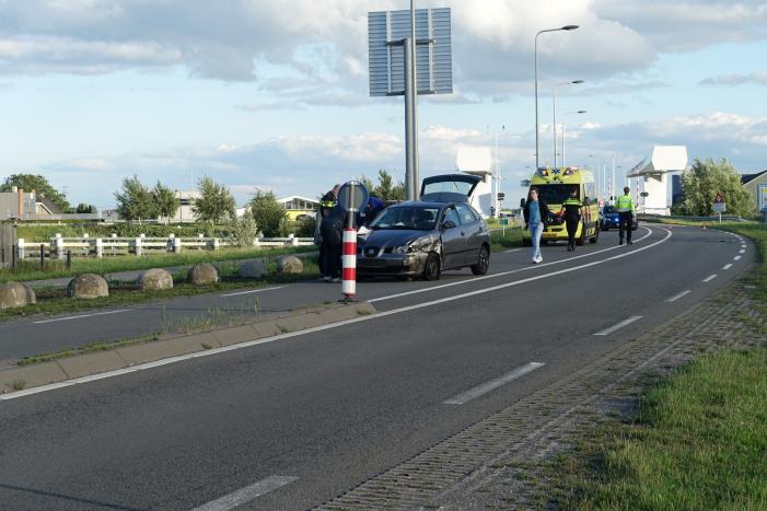 Auto vliegt van dijk na frontale aanrijding
