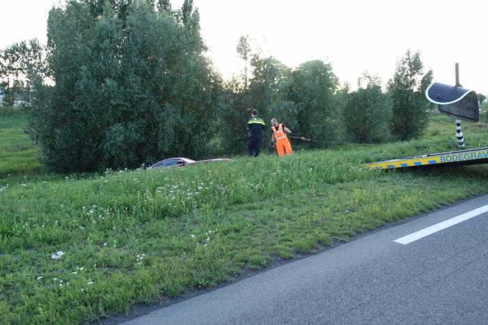 Auto vliegt van dijk na frontale aanrijding