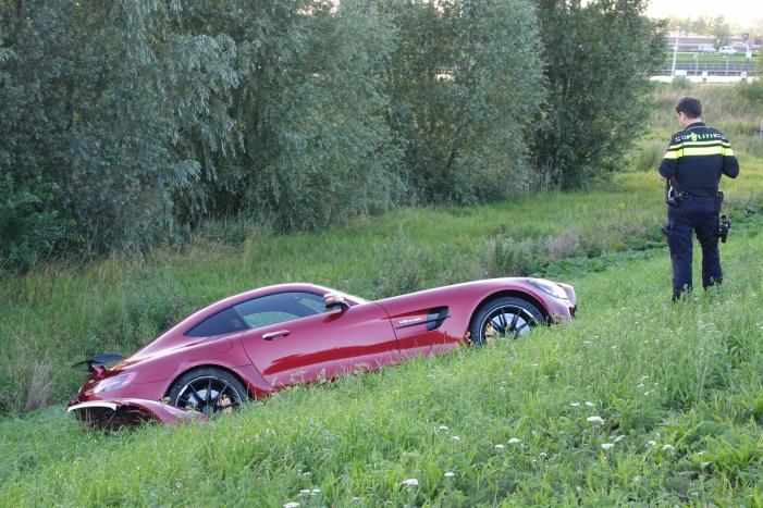 Auto vliegt van dijk na frontale aanrijding