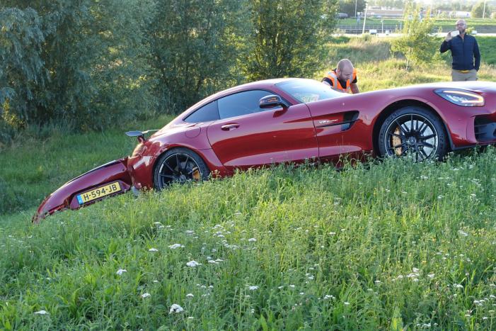Auto vliegt van dijk na frontale aanrijding