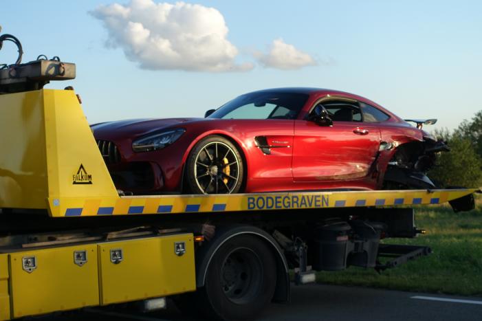 Auto vliegt van dijk na frontale aanrijding