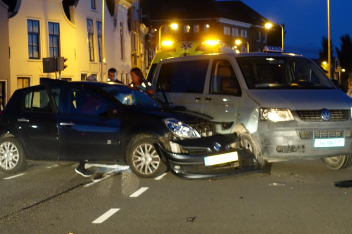 Gewonde na aanrijding met taxibus