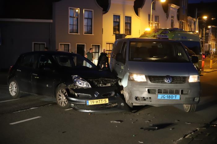 Gewonde na aanrijding met taxibus