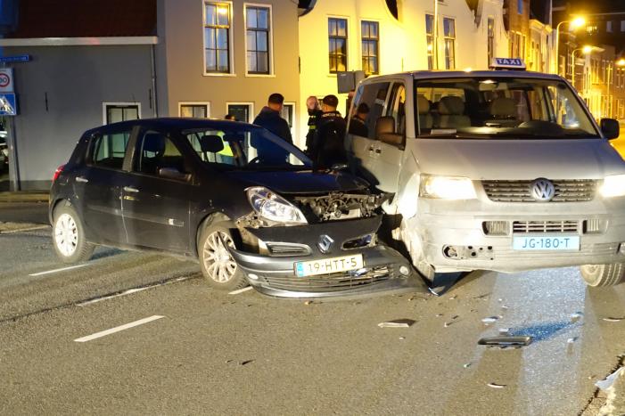 Gewonde na aanrijding met taxibus