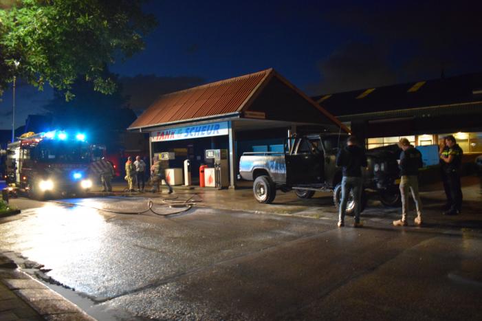 Jeep vliegt in brand tijdens tanken