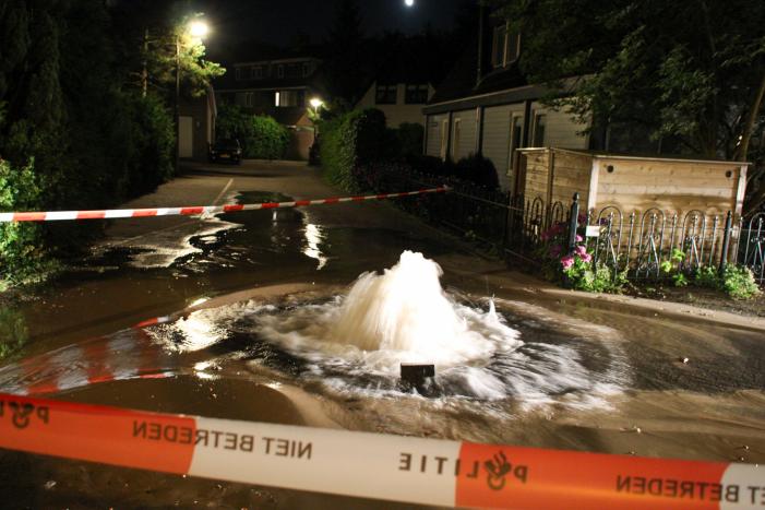 Waterleiding gesprongen in woonwijk