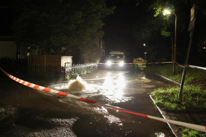 Waterleiding gesprongen in woonwijk