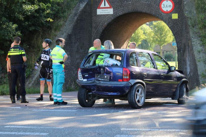 Gewonde en flinke schade bij kop-staartaanrijding