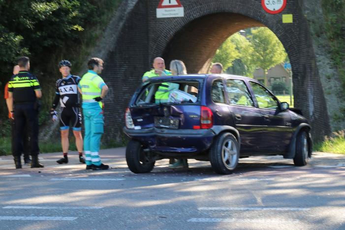 Gewonde en flinke schade bij kop-staartaanrijding