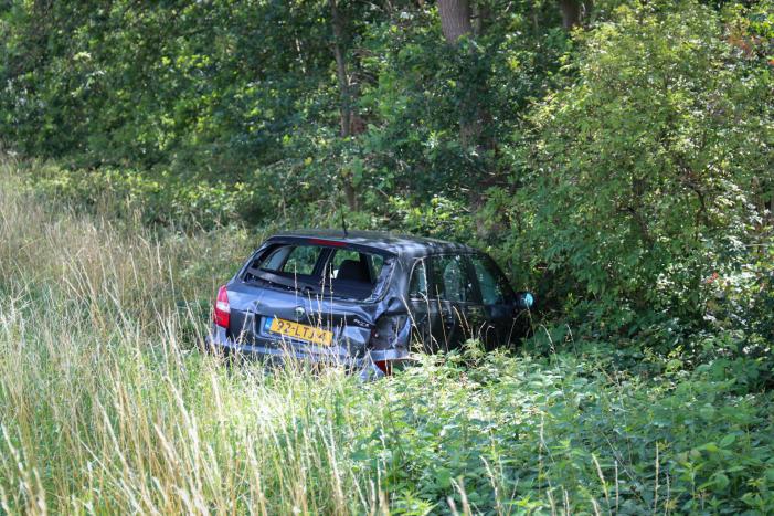 Flinke schade na ongeval tussen drie auto's en vrachtwagen