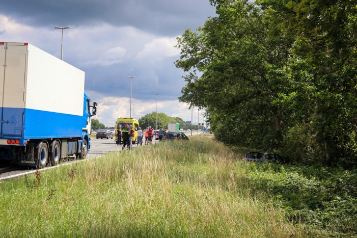 Flinke schade na ongeval tussen drie auto's en vrachtwagen
